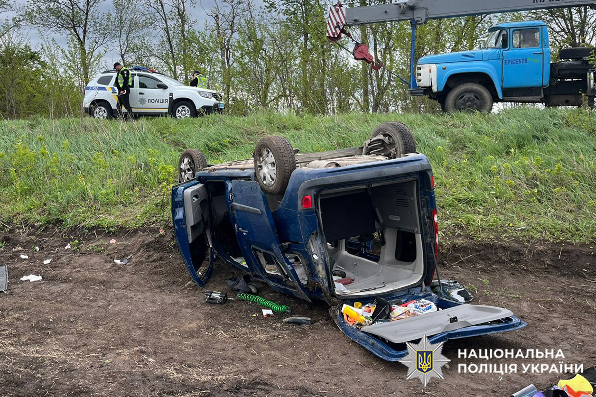 Фото до матеріалу: На Красилівщині в ДТП загинув водій, двоє пасажирів госпіталізували