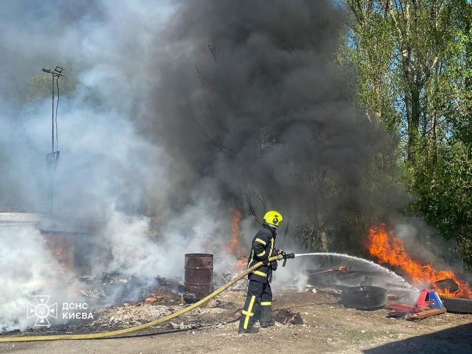 Фото до матеріалу: Палаючі шини та сміття загасили рятувальники у Деснянському районі