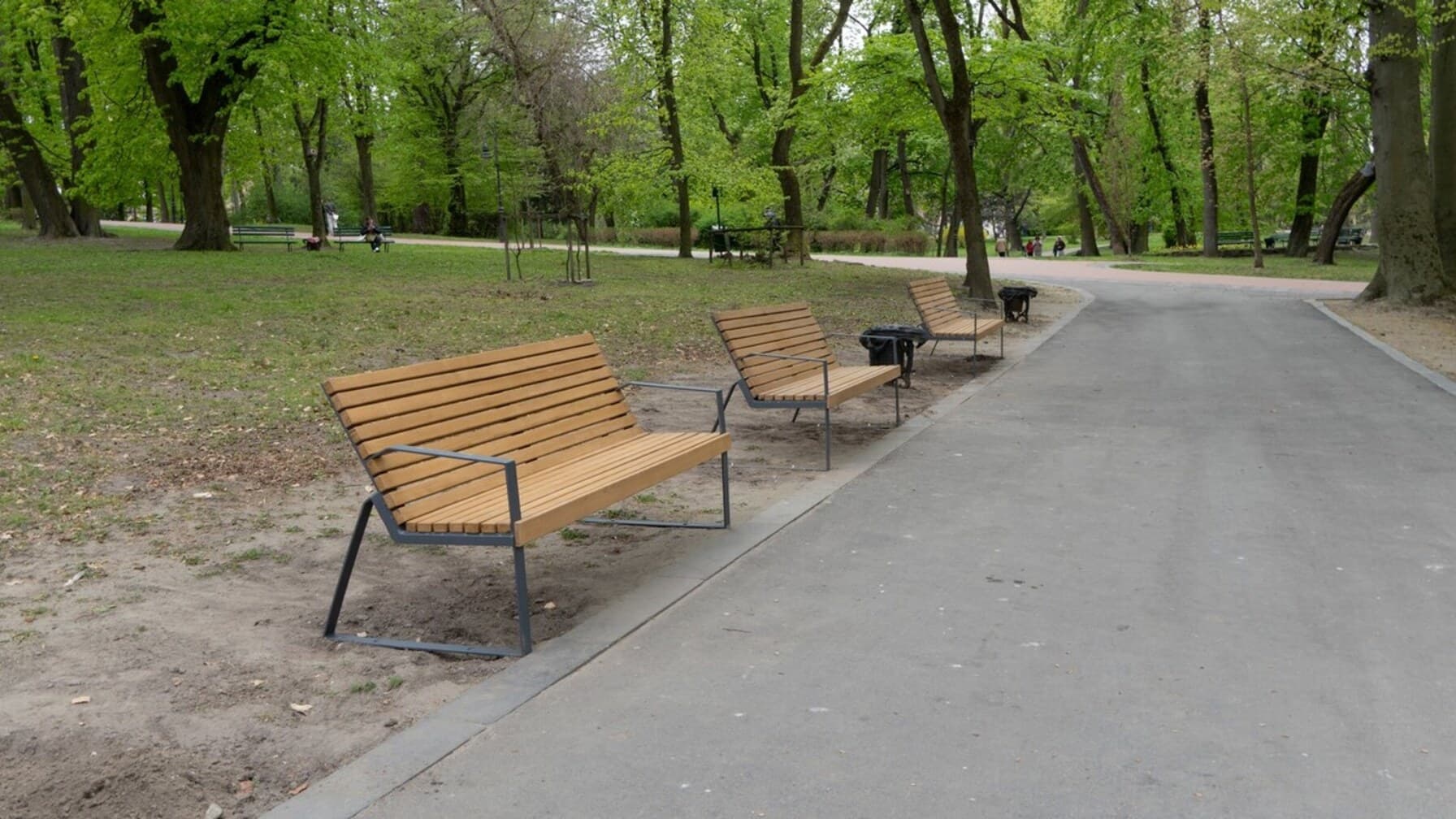 Фото до матеріалу: Бізнес оновлює парк Івана Франка: у центрі Львова з'являться нові лавки