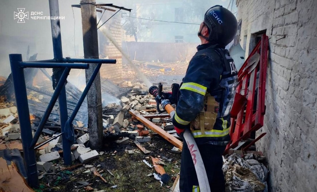 Фото до матеріалу: У Сновську російська «герань» зруйнувала адмінбудівлю та житлові будинки