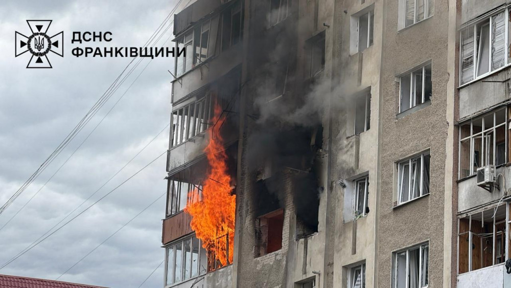 Фото до матеріалу: Рятувальники ліквідували пожежу на дев'ятиповерхівці у Франківську після удару БПЛА