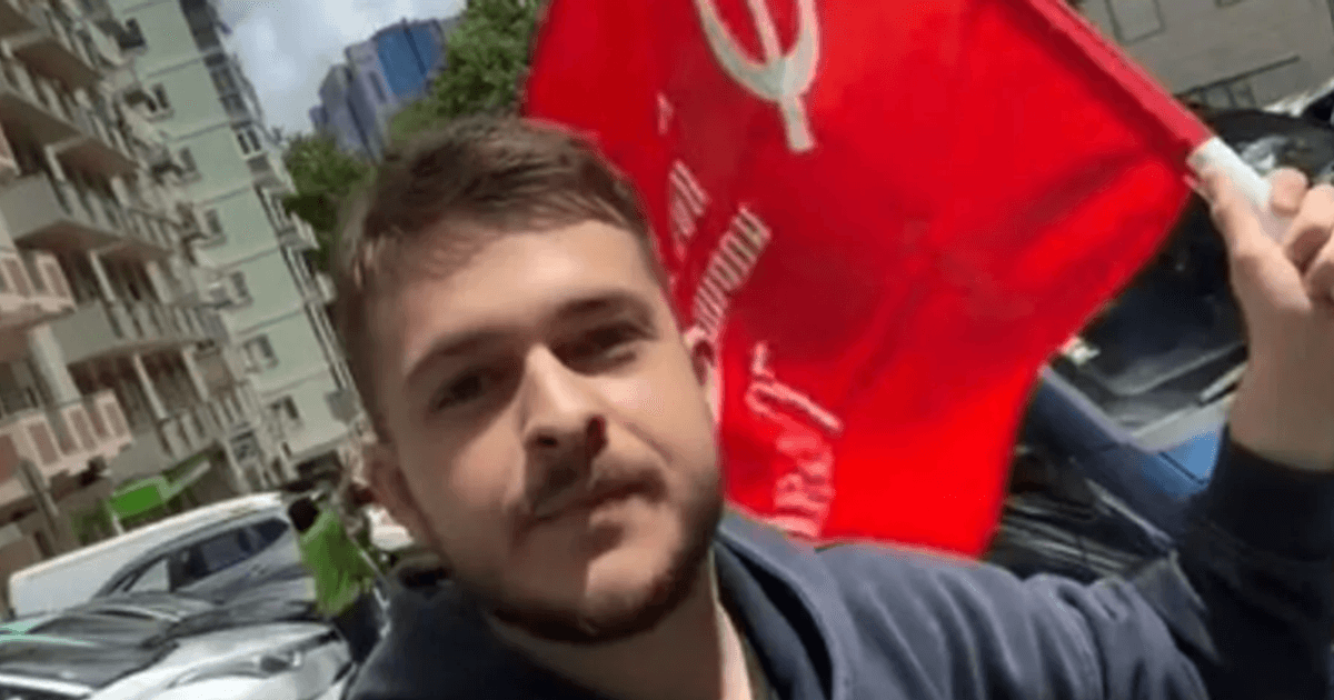 Фото до матеріалу: "Росіяни були в шоці": український блогер влаштував "сюрприз" на параді РФ в Лісабоні (фото)