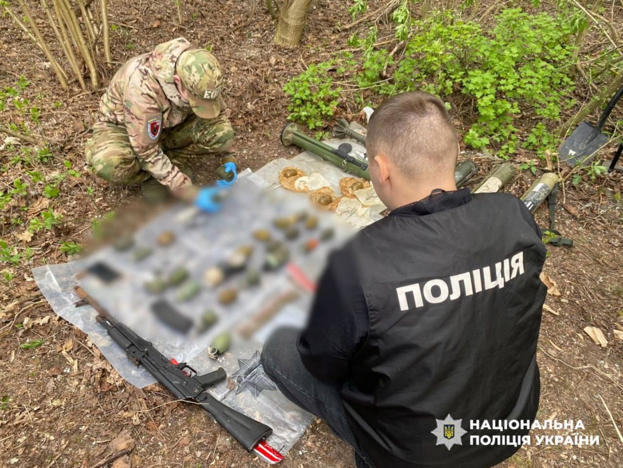 Фото до матеріалу: Національна поліція ліквідувала 20 схронів: вилучено понад 1000 одиниць зброї