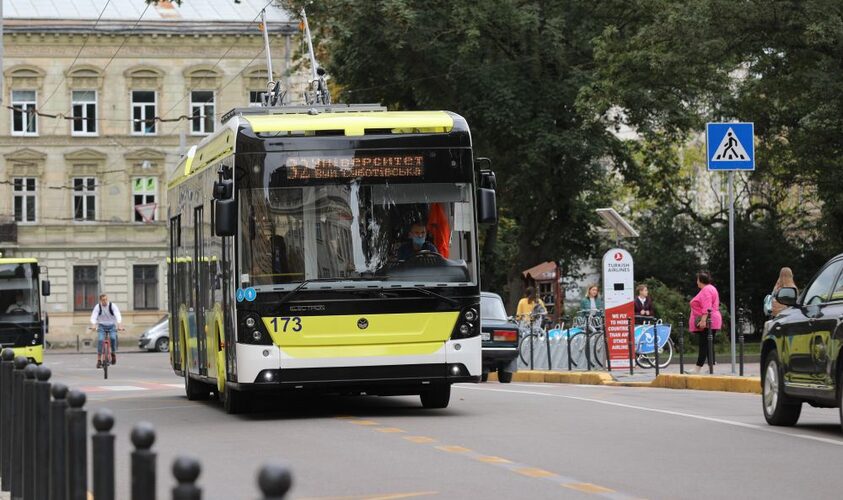 Фото до матеріалу: Змінили рух тролейбусів і перекрили вулицю через порив на колекторі у Львові
