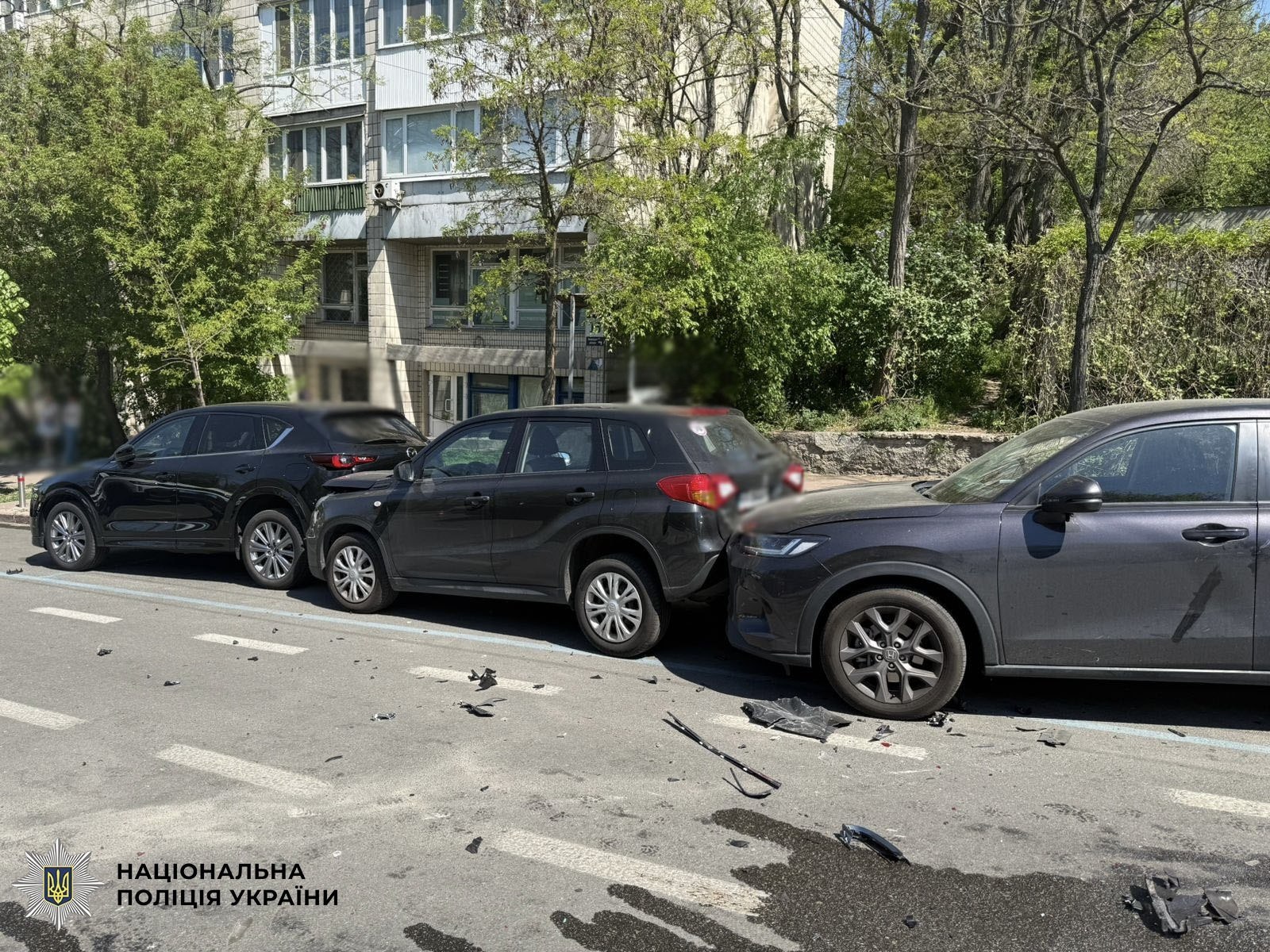 Фото до матеріалу: ДТП у Києві: Maserati врізався в три авто біля Ботанічного саду, водій KIA госпіталізовано