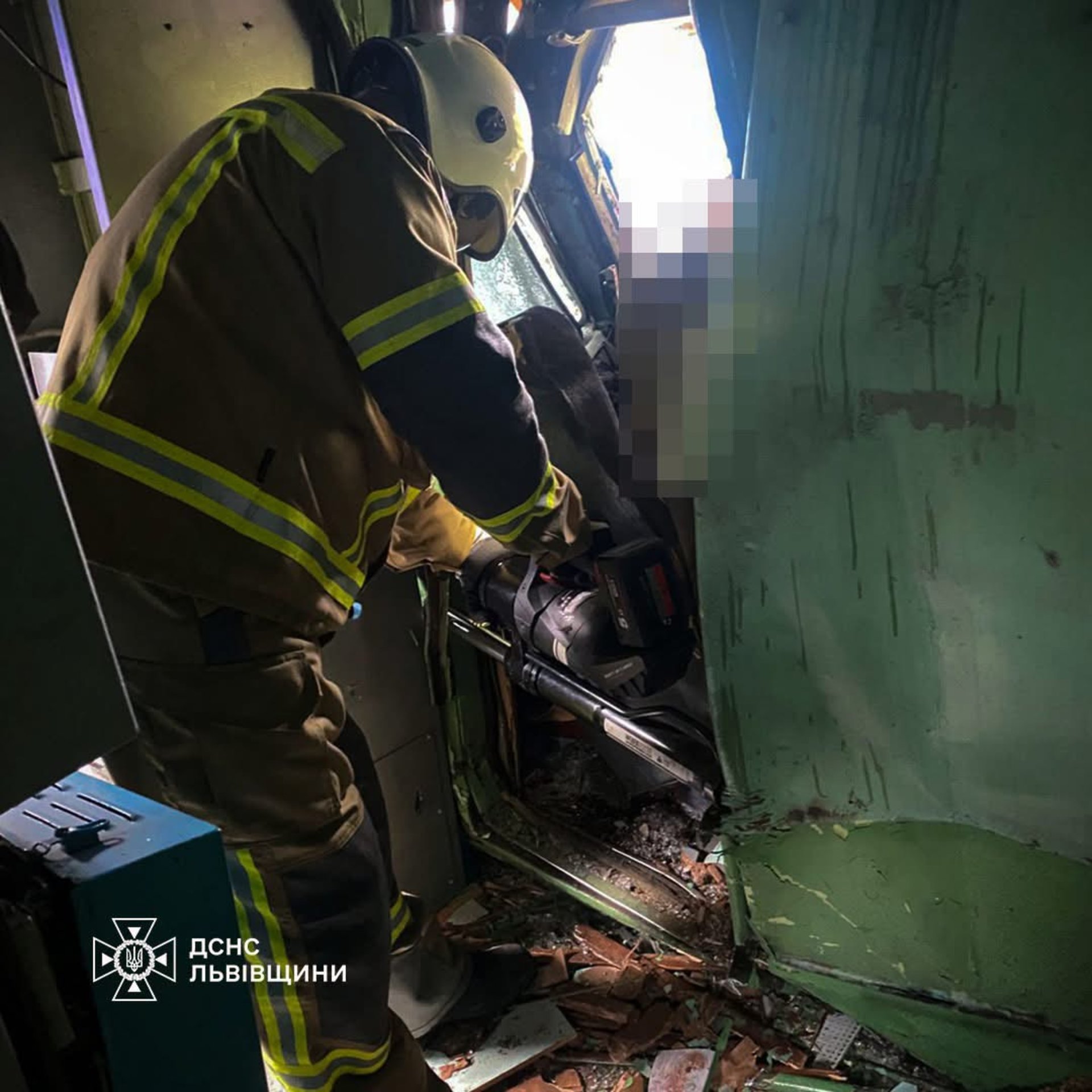 Фото до матеріалу: Трагедія на Львівщині: поїзд Київ-Ужгород зіткнувся з автокраном, загинули двоє