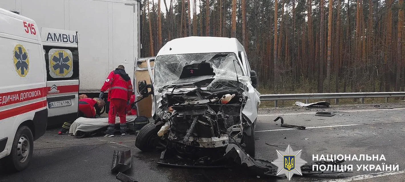 Фото до матеріалу: На Варшавській трасі біля Бородянки сталася аварія за участю шести авто: пʼять постраждалих