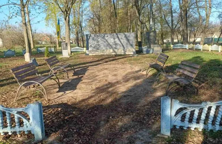Фото до матеріалу: У Шарківщині прибрали комуністичні маркери та відкрили пам'ятник герою