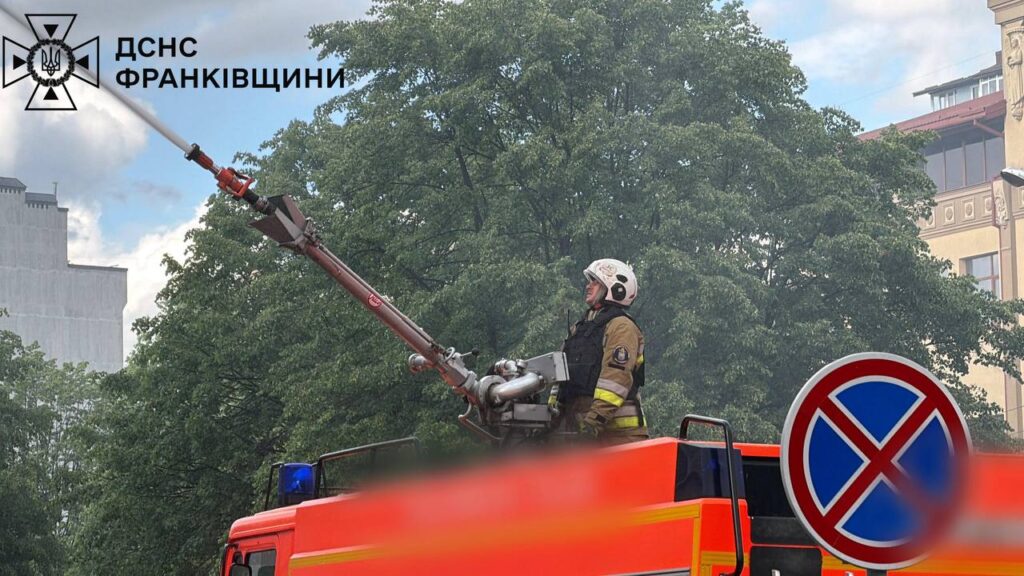 Фото до матеріалу: Удар «шахеда» у Івано-Франківську: наслідки пожежі у дев'ятиповерхівці на вулиці Коновальця