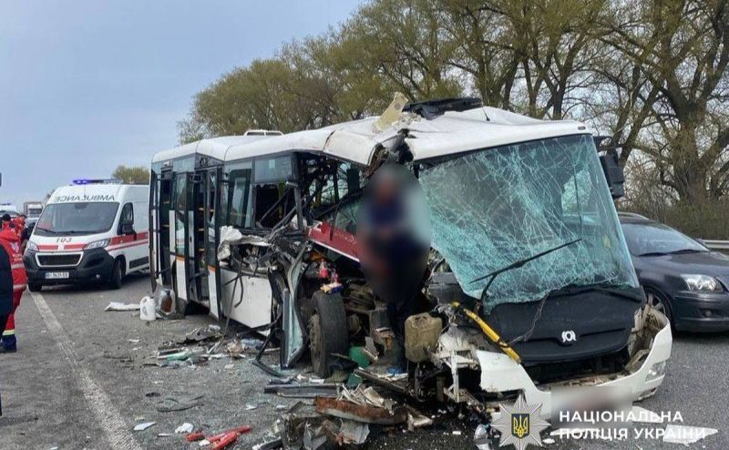Фото до матеріалу: Шестеро постраждалих у ДТП на трасі Київ-Харків: автобус зіткнувся з вантажівкою