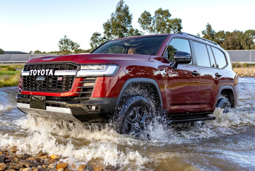 Фото до матеріалу: Toyota Land Cruiser 300 гібрид: нові версії GR Sport та Sahara ZX