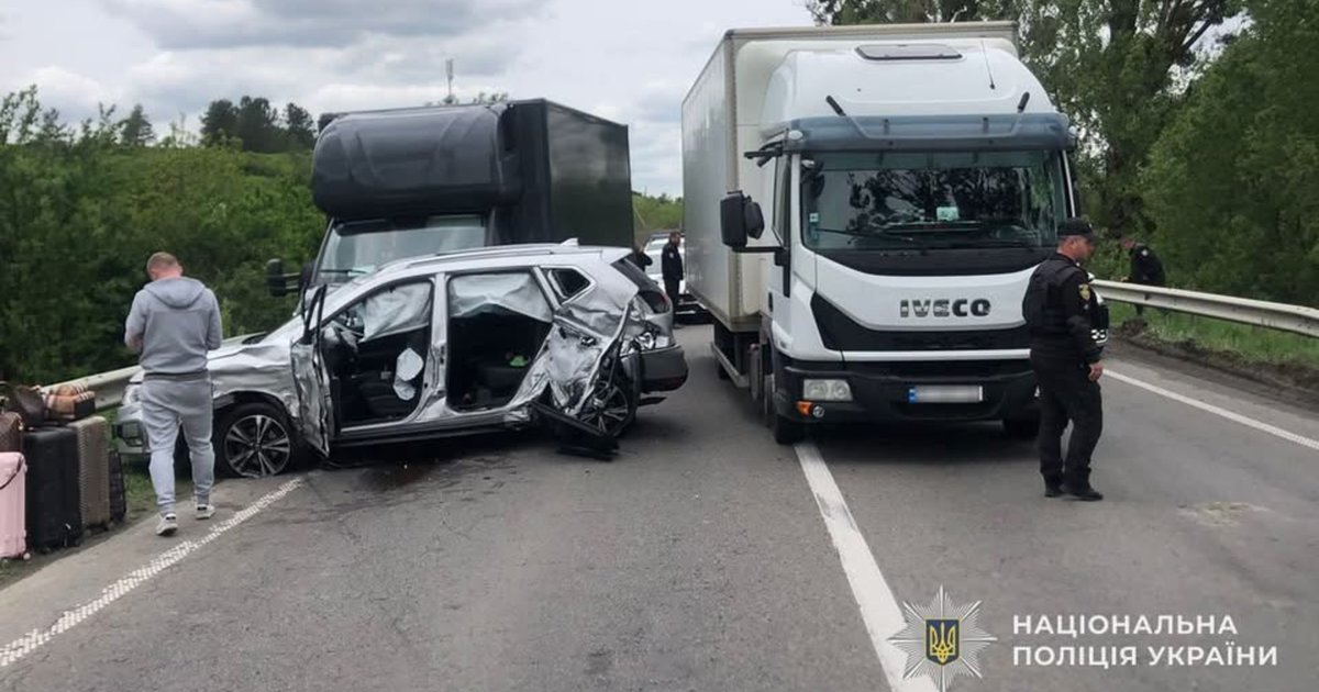 Фото до матеріалу: Масштабне ДТП на автодорозі «Київ-Чоп»: зіткнулося п'ять автомобілів, травмувалася жінка