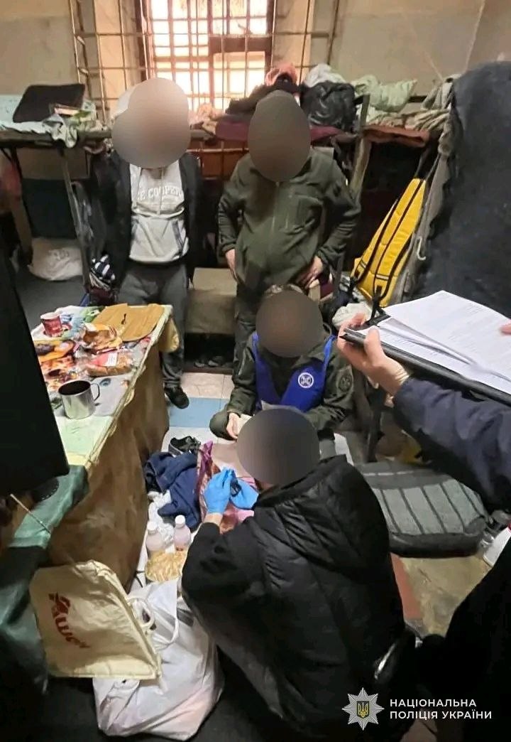 Фото до матеріалу: Фото з камер у в'язниці на Львівщині, де зеки торгували наркотиками