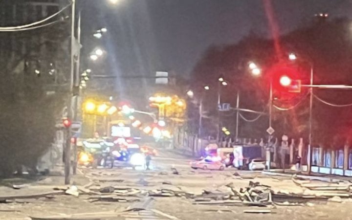 Фото до матеріалу: У Москві вночі дрон врізався в будинок