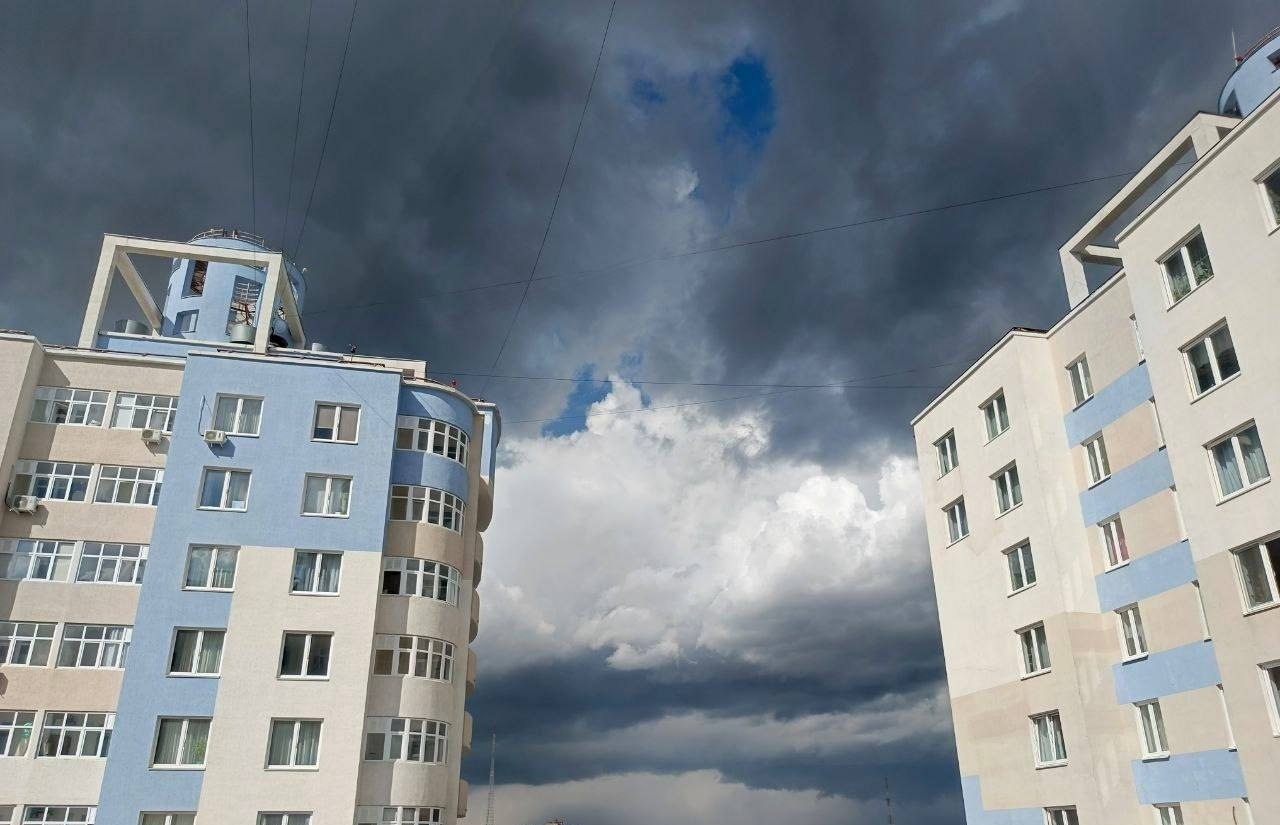 Фото до матеріалу: Після атаки БПЛА в російській Пермі горять резервуари з нафтою – небо затягнулося чорним димом