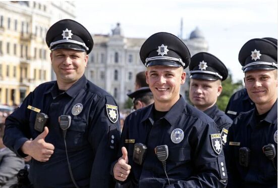 Фото до матеріалу: У Дніпрі поліція замість захисту під час тривоги намагалася затримати громадянина, який не міг увійти в укриття