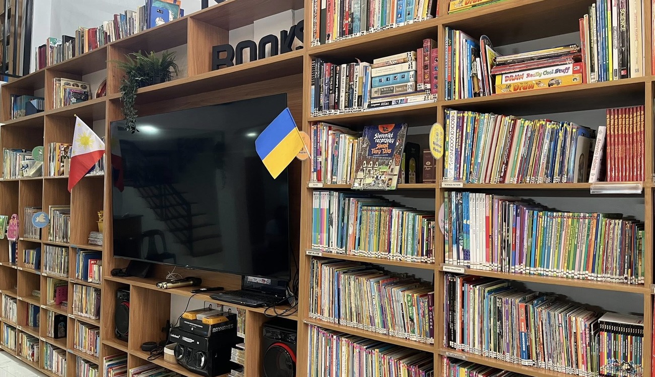 Фото до матеріалу: Українська книжкова поличка відкрили на Філіппінах
