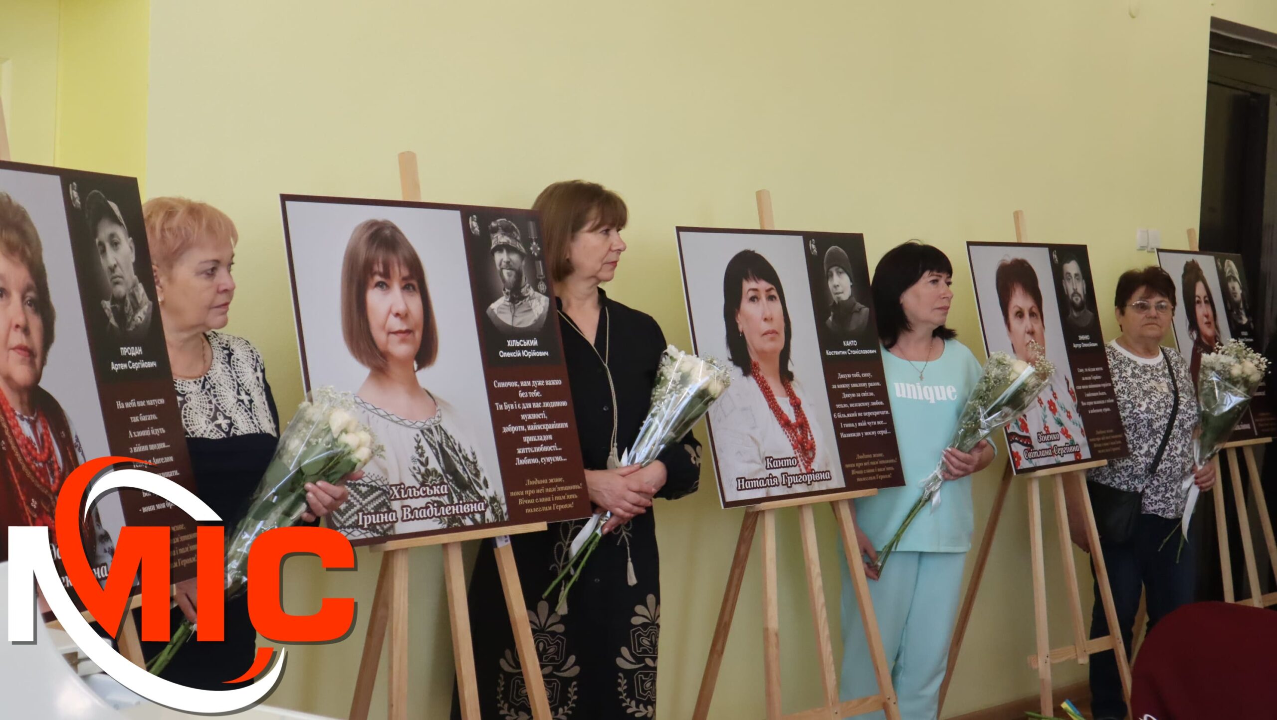Фото до матеріалу: У Кам'янському відкрили оновлену фотовиставку пам'яті та незламності