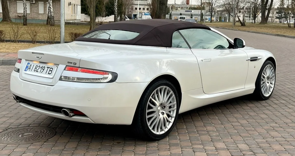 Фото до матеріалу: У Києві продають найдешиший Aston Martin DB9 Volante без ДТП за 2,91 млн грн
