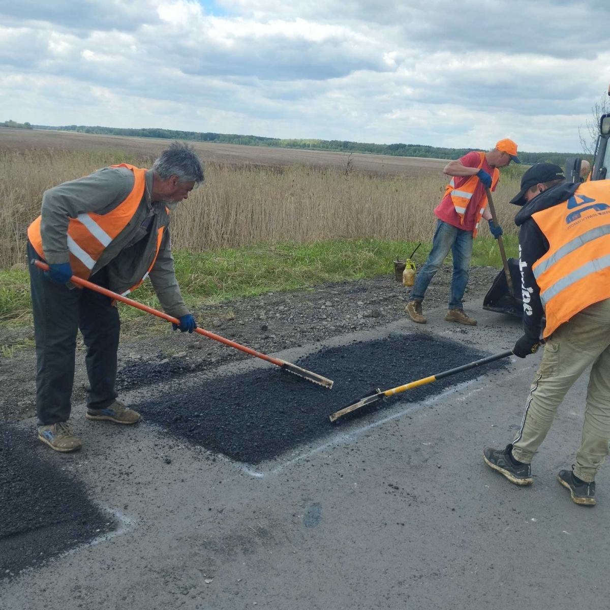 Фото до матеріалу: Ремонт доріг на Волині: як виглядають дороги після тижневих робіт