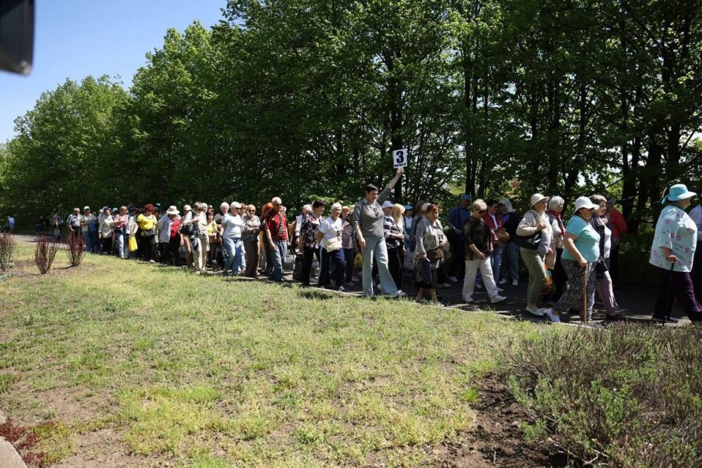 Фото до матеріалу: Криворіжний «Бузковий вікенд»: понад 450 учасників «Університету третього віку» відвідали Ботанічний сад