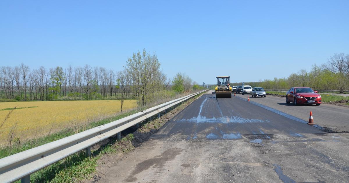 Фото до матеріалу: Терміновий ремонт траси М-29 на Харківщині: роботи ведуться з двох сторін