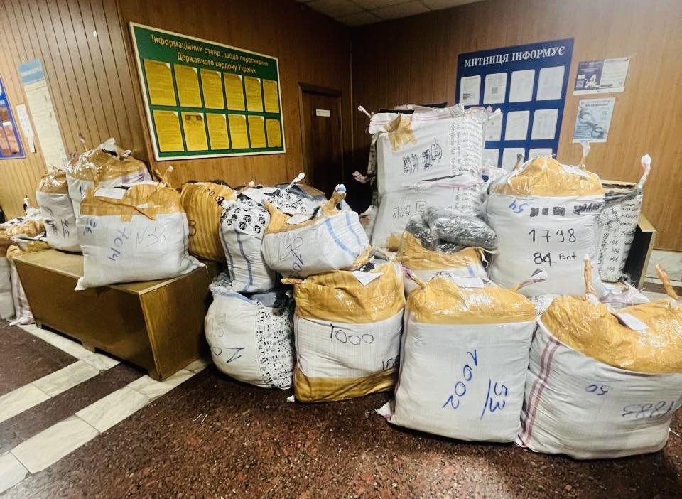 Фото до матеріалу: Митники на Вінниччині викрили спробу ввезти 5 тонн одягу під виглядом гуманітарної допомоги