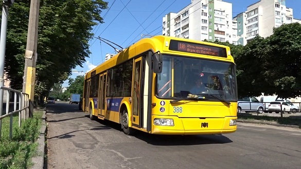 Фото до матеріалу: У Черкасах батьки вимагають термінового ремонту тротуару до школи №4