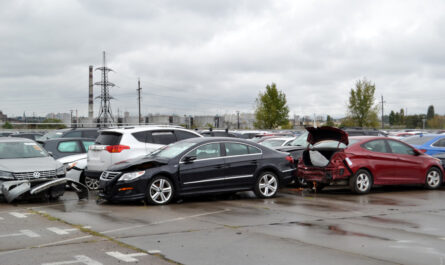 Фото до матеріалу: Власники Jeep Wagoneer S та Dodge Charger Daytona зіткнулися з відкликанням через вимкнення цифрової панелі