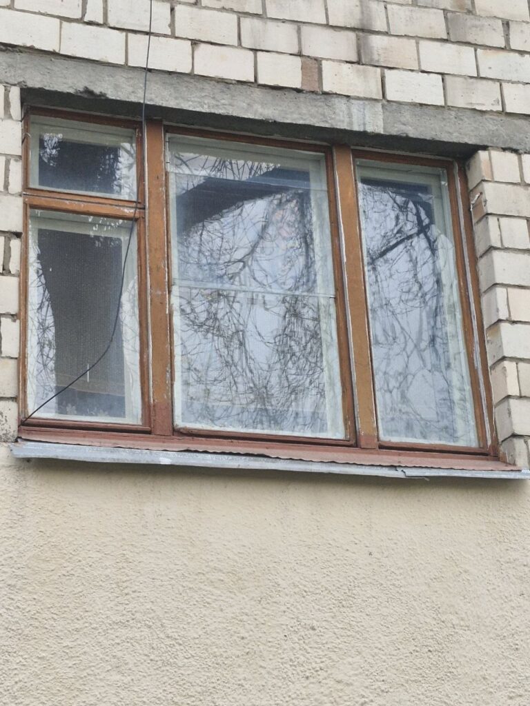 Фото до матеріалу: Ми не сидимо склавши руки: переселенці з Краматорська власноруч змінюють побут у гуртожитку Чернівців