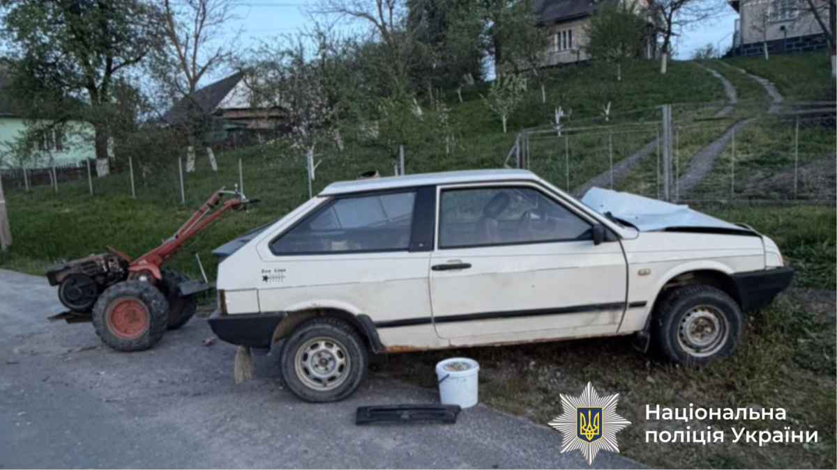 Фото до матеріалу: У Калуському районі автомобіль зіткнувся з мотоблоком: постраждав пенсіонер
