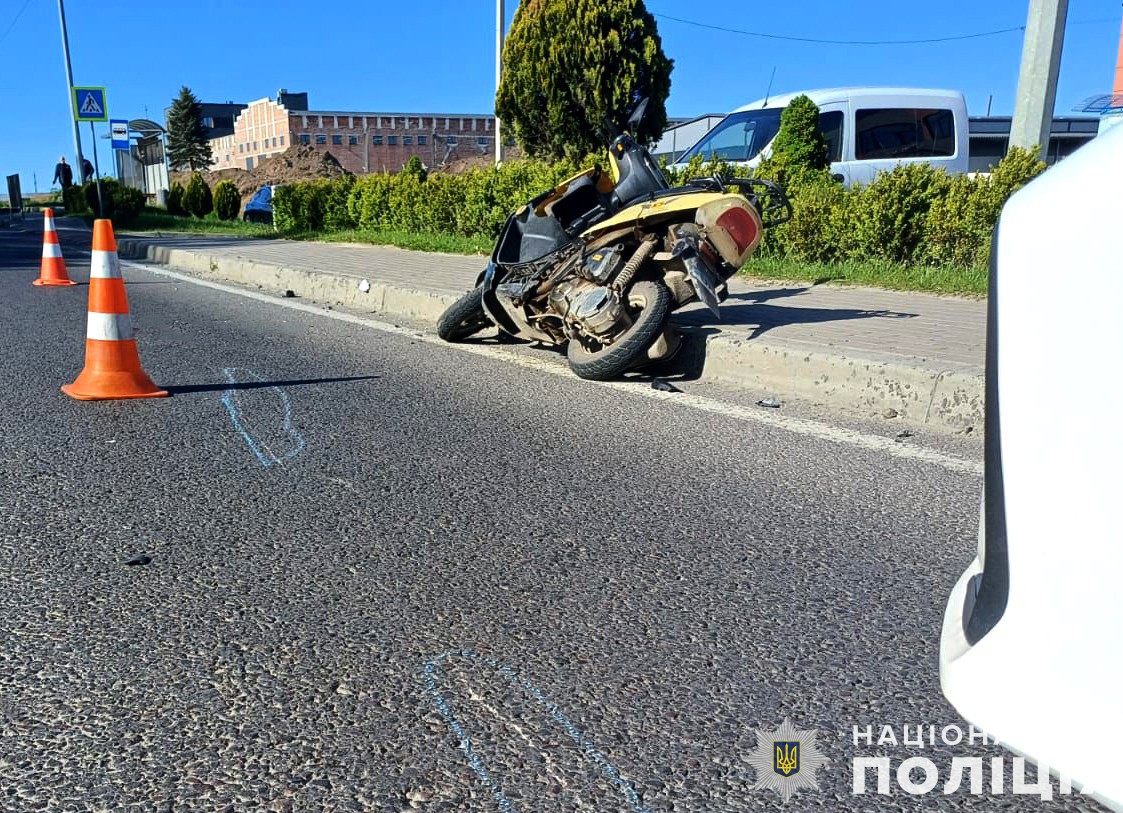 Фото до матеріалу: У Львівському районі наїзд автомобіля на скутер призвів до тяжких ушкоджень