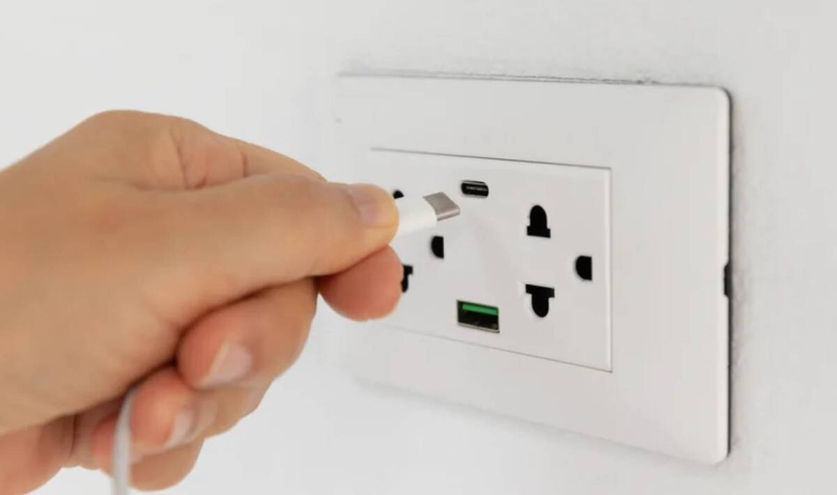 Фото до матеріалу: Чи безпечно заряджати телефон через USB-розетку: поради для користувачів