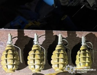 Фото до матеріалу: На Первомайщині поліцейські завершили досудове розслідування відносно чоловіка за незаконне зберігання озброєння та наркотиків