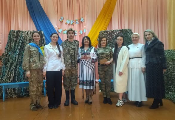Фото до матеріалу: Калуські творчі колективи віддали квіти матерям Героїв у Підмихайлі