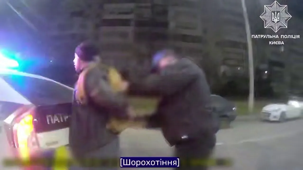 Фото до матеріалу: У Києві на Троєщині чоловік поранив трьох сусідів ножем та втік. Подробиці та відео