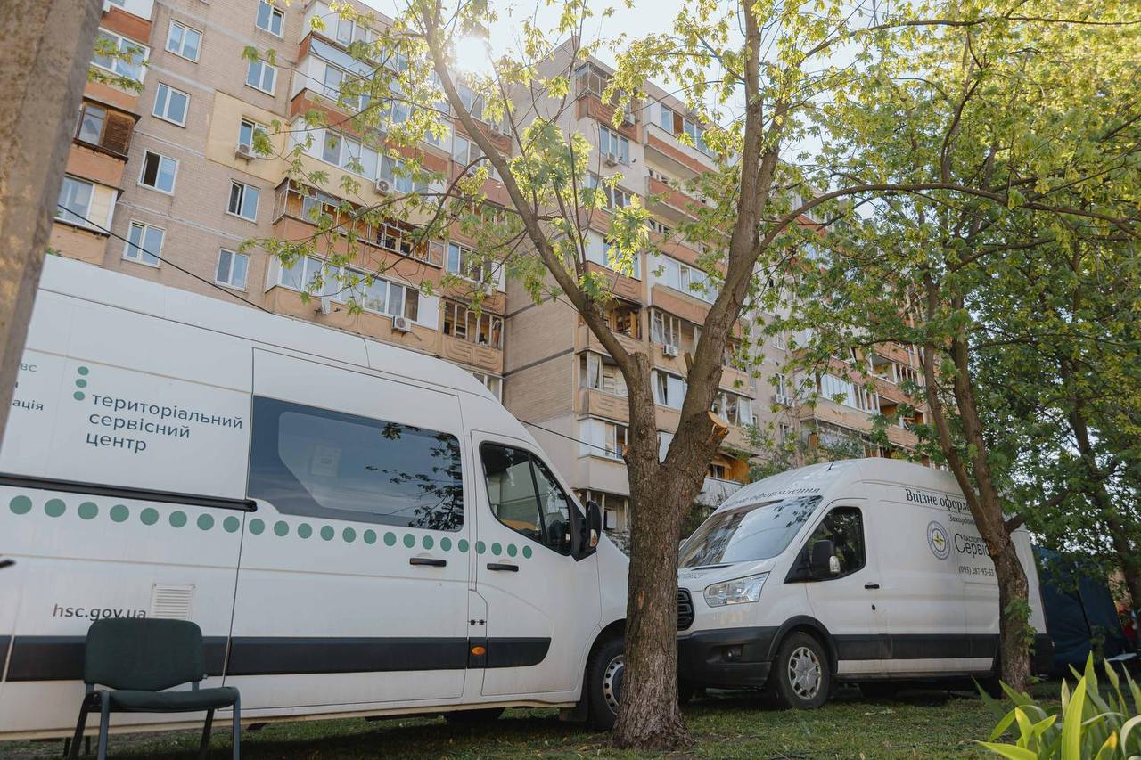Фото до матеріалу: Одна з наймасштабніших атак у Києві: понад 1500 рятувальників і правоохоронців залучені до ліквідації наслідків