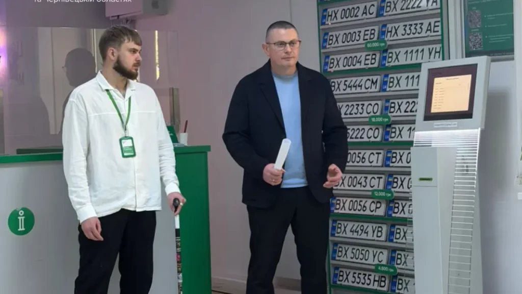 Фото до матеріалу: У Хмельницькому ветеранам представили безбар'єрні послуги МВС та адаптовані автошколи