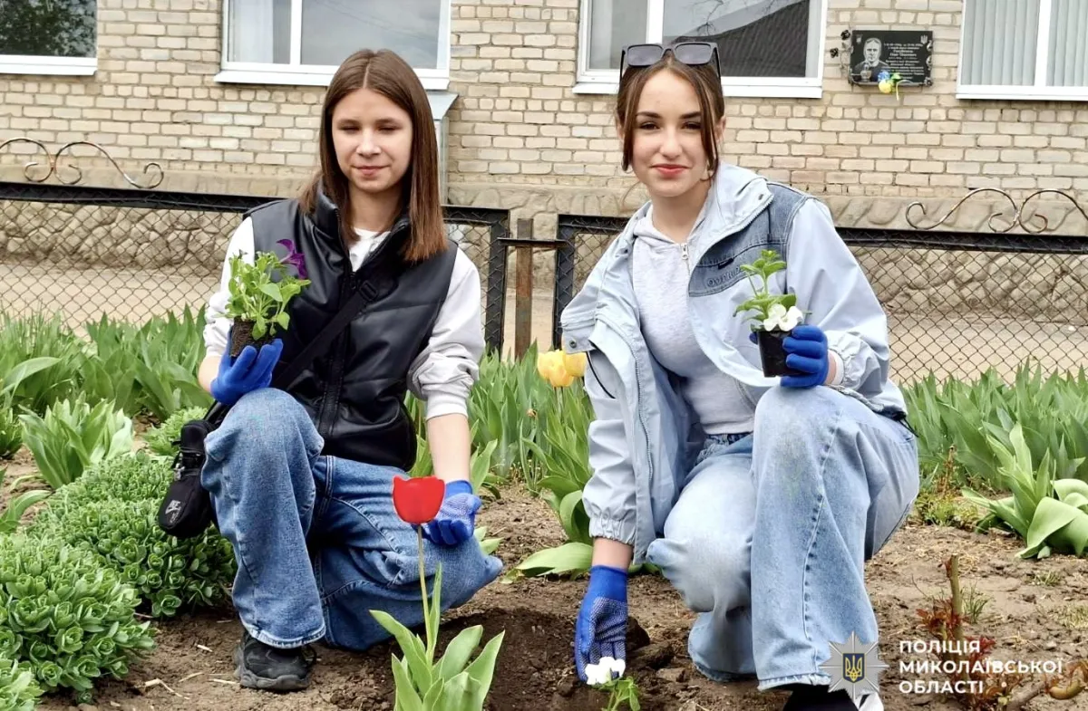 Фото до матеріалу: Поліцейська та учні Кривоозерського ліцею разом висадили квіти на Первомайщині