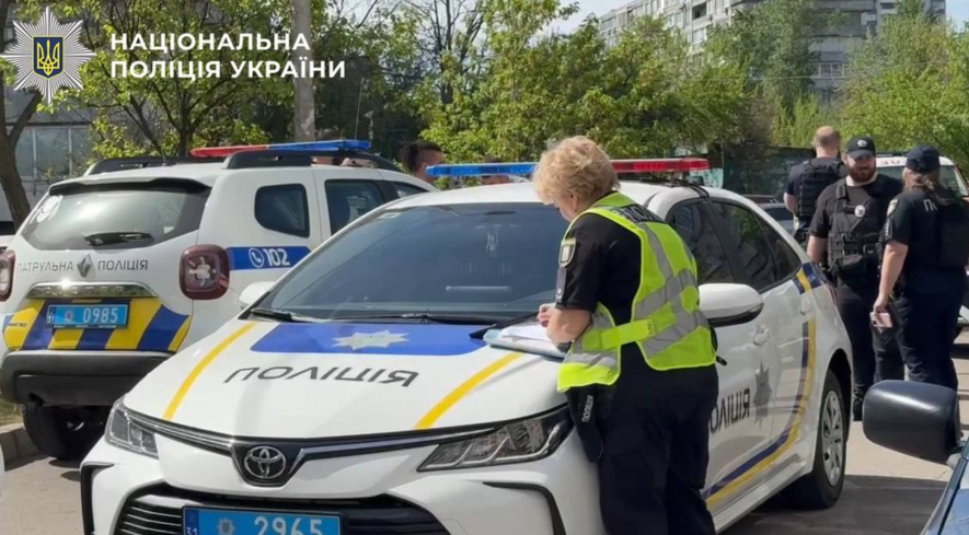 Фото до матеріалу: Поліція і СБУ оточили багатоповерхівку: в Києві заарештували росіянина