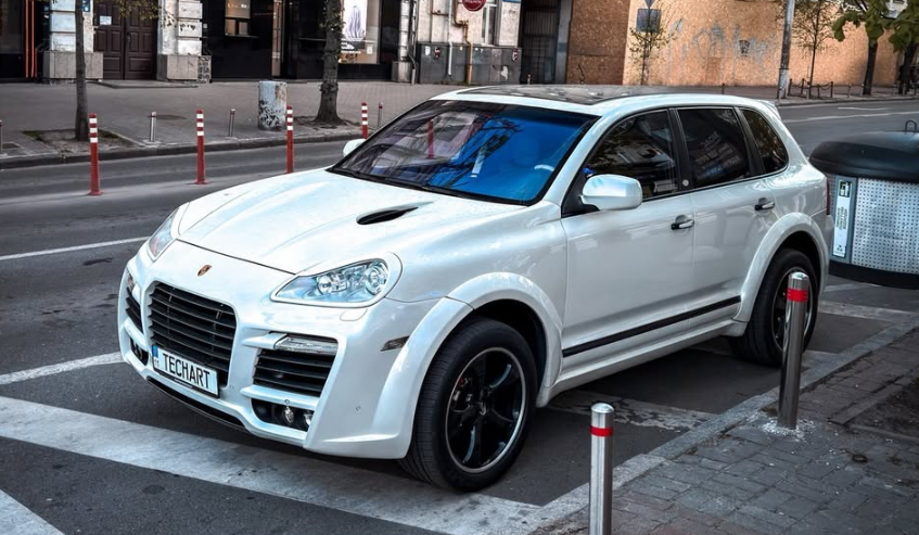 Фото до матеріалу: У Києві з'явився Porsche Cayenne Turbo S з тюнінг-пакетом TechArt Magnum
