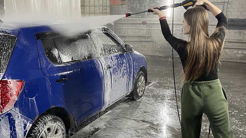 Фото до матеріалу: Піна чи вода: як правильно мити авто на мийці самообслуговування, щоб не зіпсувати лак