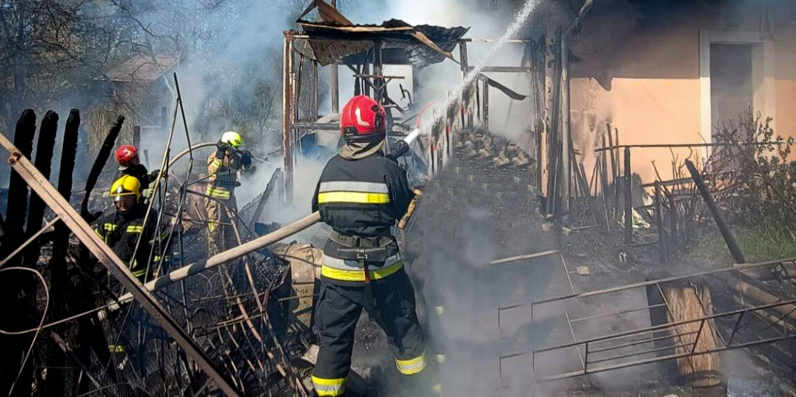 Фото до матеріалу: Рятувальники врятували житловий будинок та літню кухню від пожежі на Львівщині