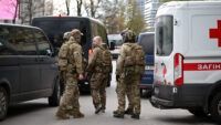 Фото до матеріалу: Чоловік підірвав гранату в Охтирці: поліцейські серед постраждалих