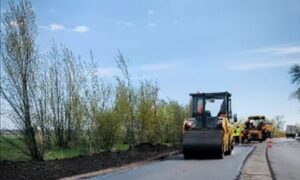 Фото до матеріалу: Комунальники Покрова впорядковують парки та прибудинкові території на початку травня