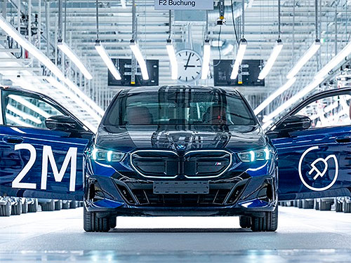 Фото до матеріалу: BMW досягла мільярда продажів: 2-мільйонний електромобіль випущено на заводі в Німеччині