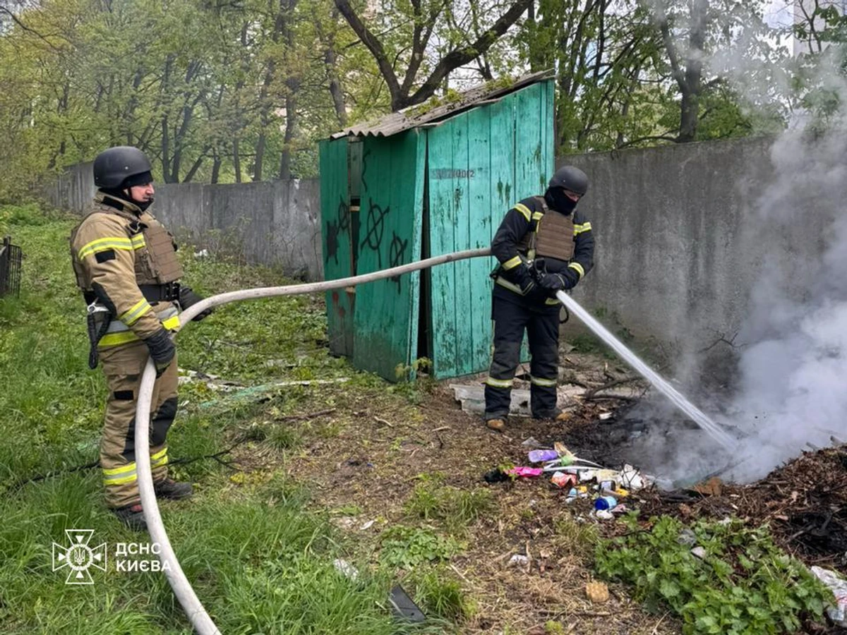 Фото до матеріалу: Уламки дронів впали на цвинтар і недобудову в Києві: є постраждалий