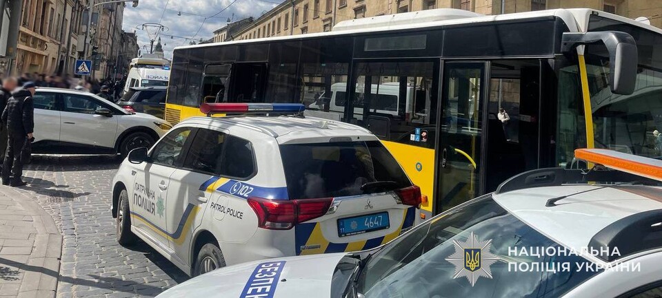 Фото до матеріалу: Аварія на Городоцькій: водійка збила 17-річну дівчину і врізалася в маршрутку