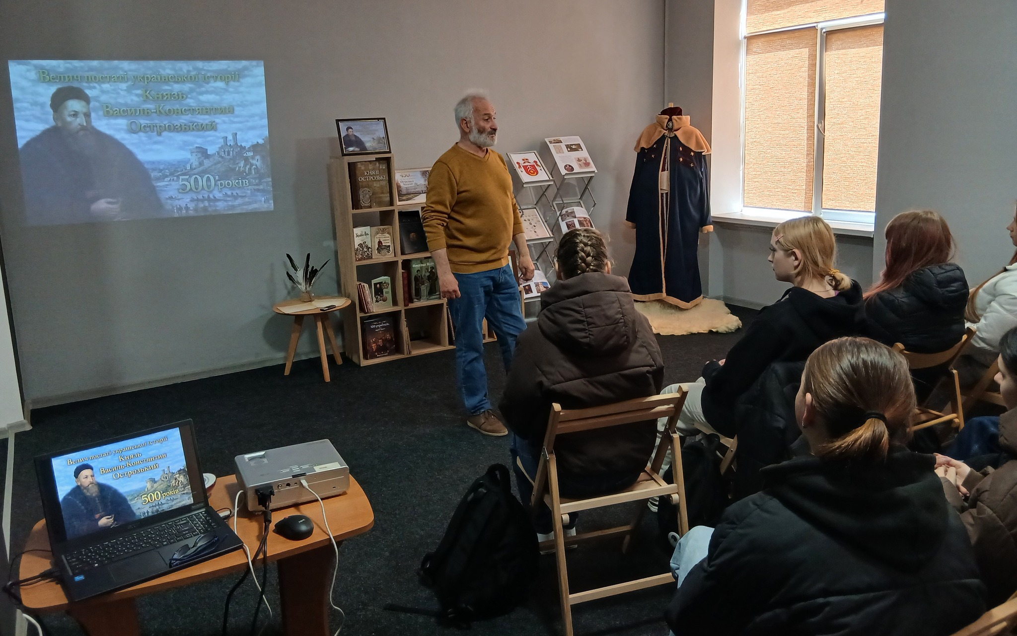 Фото до матеріалу: Анатолій Хеленюк прочитав школярам лекцію про князя Василя-Костянтина та значення Острога в історії Європи