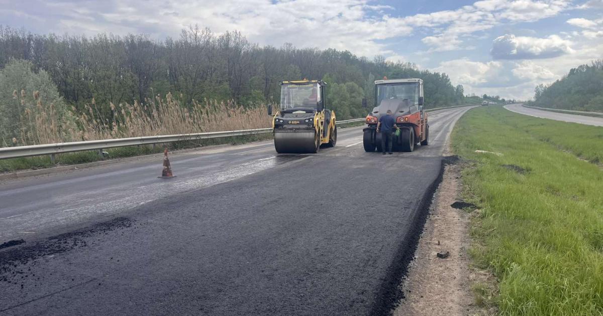 Фото до матеріалу: Підрядники на Харківщині ремонтують трасу М-29 у борг